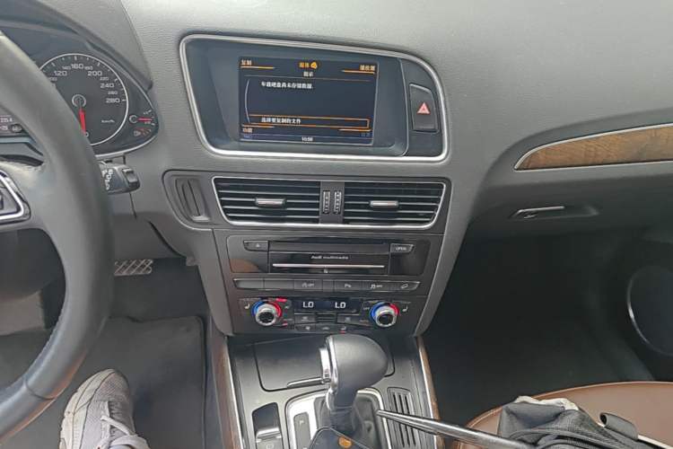 Used Audi Q5 2013 40 TFSI Comfort Edition Audio And AC Panel