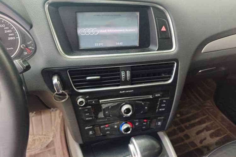 Used Audi Q5 2013 40 TFSI Ambition Audio And AC Panel