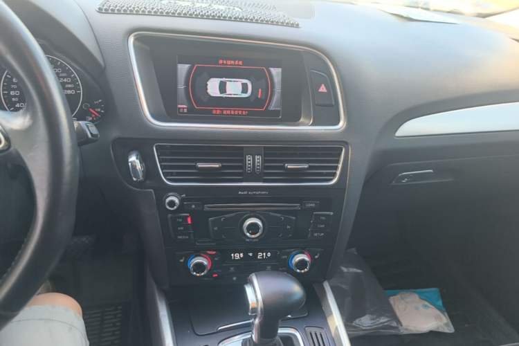 Used Audi Q5 2013 40 TFSI Technology Edition Audio And AC Panel