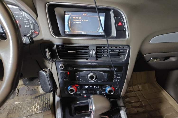 Used Audi Q5 2013 40 TFSI Technology Edition Audio And AC Panel