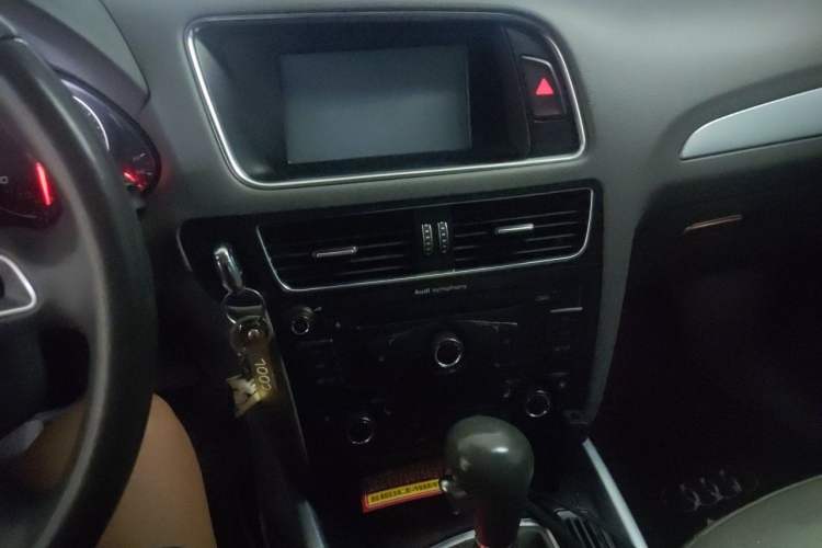 Used Audi Q5 2013 40 TFSI Technology Edition Audio And AC Panel