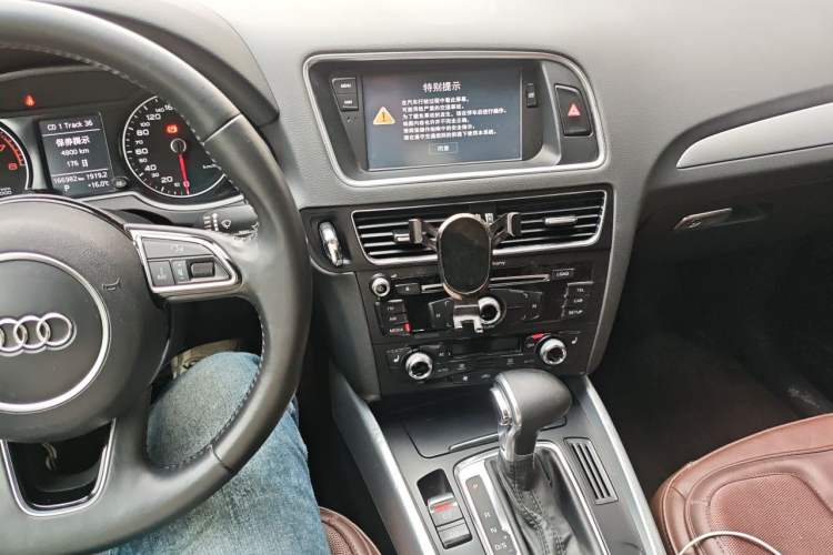 Used Audi Q5 2013 40 TFSI Technology Edition Audio And AC Panel