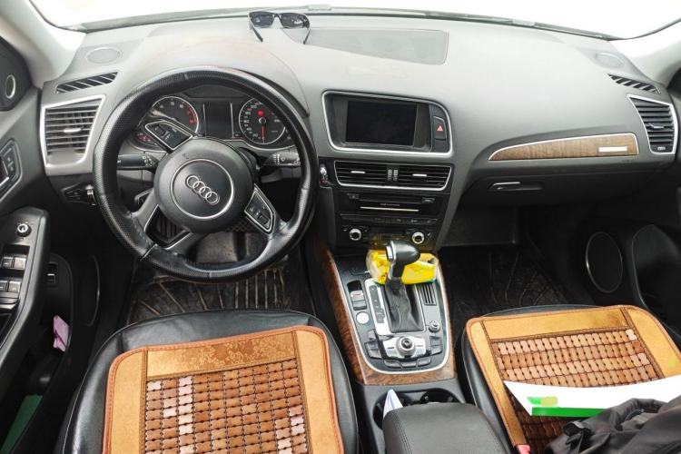 Used Audi Q5 2013 40 TFSI Comfort Edition Center Console