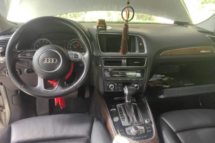 Used Audi Q5 2013 40 TFSI Comfort Edition Center Console