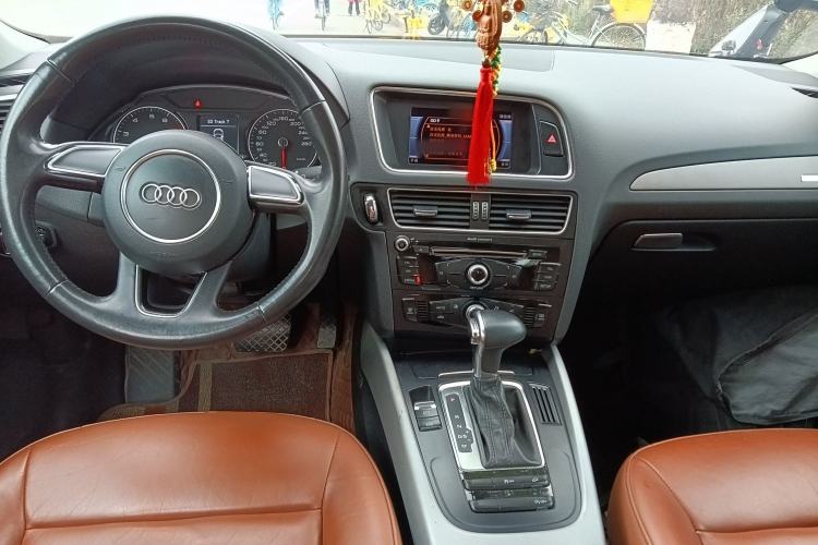 Used Audi Q5 2013 40 TFSI Ambition Center Console