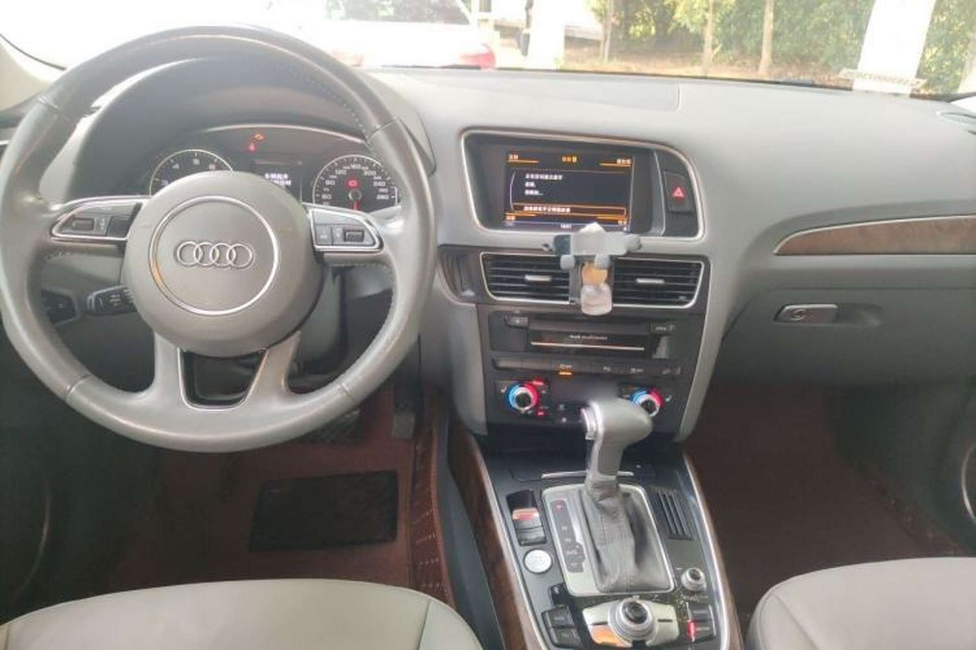 Used Audi Q5 2013 40 TFSI Comfort Edition Center Console