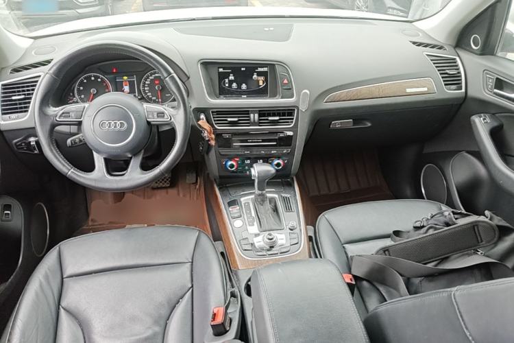 Used Audi Q5 2013 40 TFSI Comfort Edition Center Console