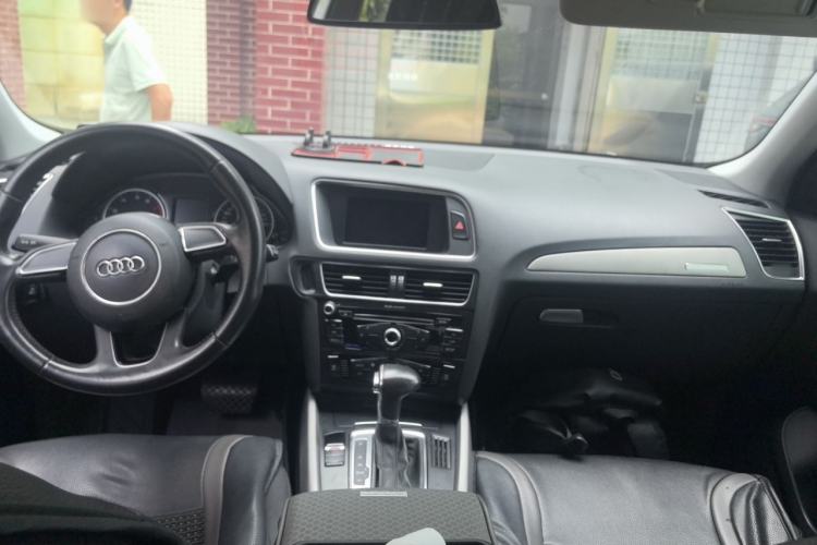 Used Audi Q5 2013 40 TFSI Ambition Center Console