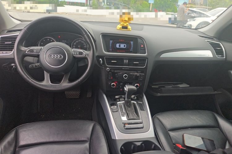Used Audi Q5 2013 40 TFSI Ambition Center Console