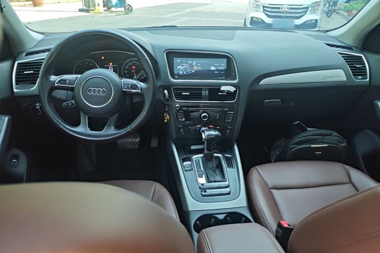 Used Audi Q5 2013 40 TFSI Ambition Center Console