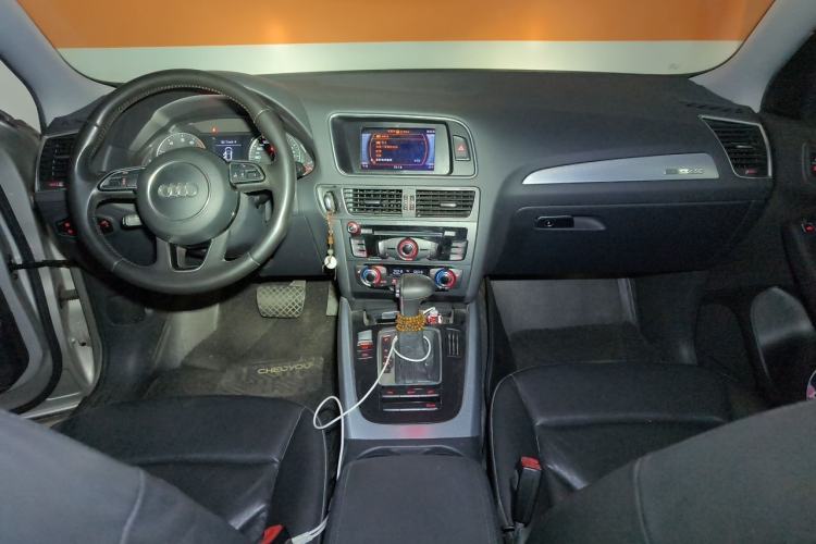 Used Audi Q5 2013 40 TFSI Technology Edition Center Console