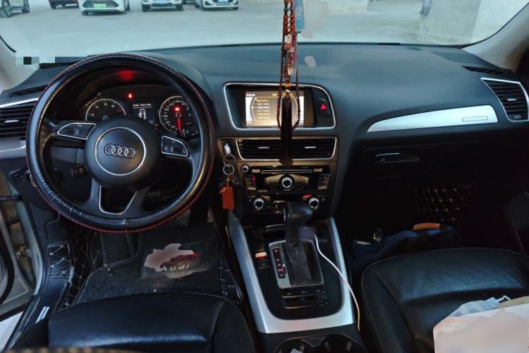 Used Audi Q5 2013 40 TFSI Technology Edition Center Console