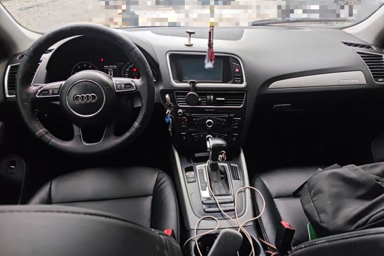Used Audi Q5 2013 40 TFSI Ambition Center Console