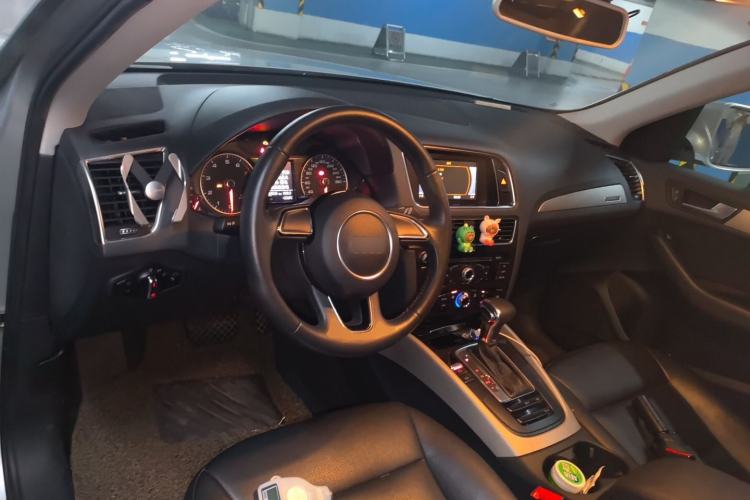 Used Audi Q5 2013 40 TFSI Ambition Center Console