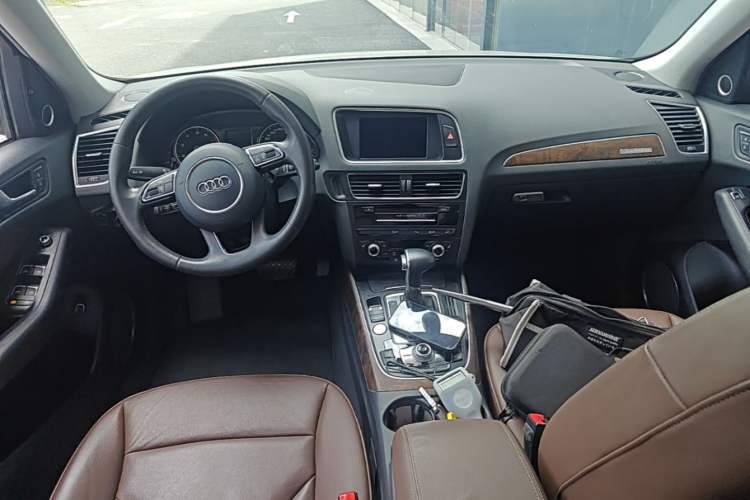 Used Audi Q5 2013 40 TFSI Comfort Edition Center Console