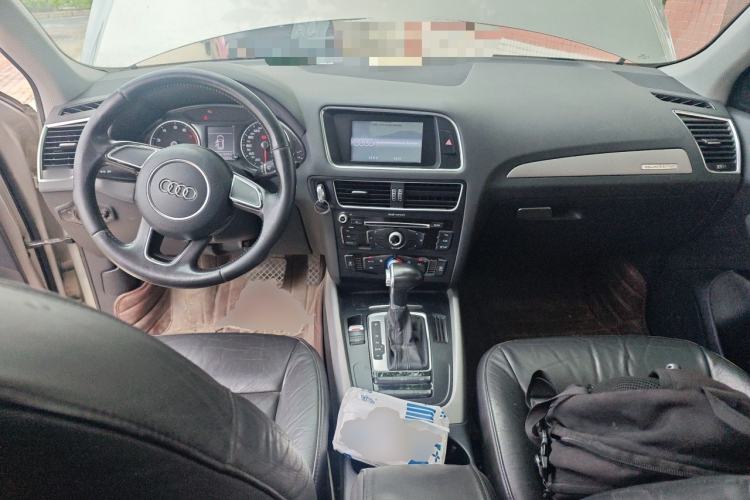 Used Audi Q5 2013 40 TFSI Ambition Center Console