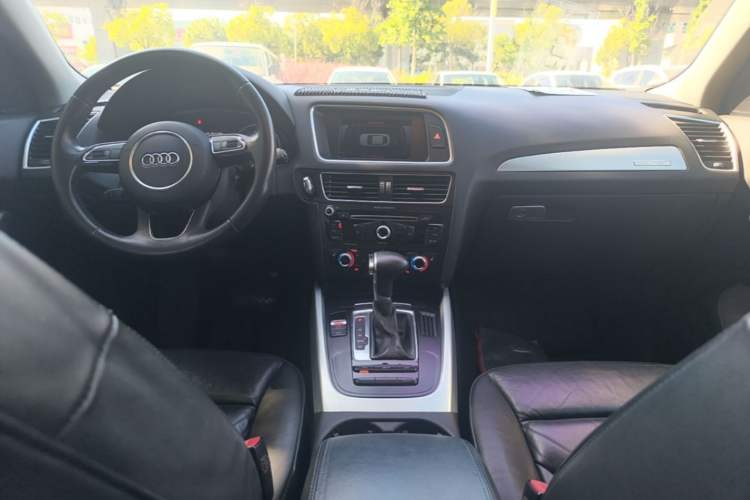 Used Audi Q5 2013 40 TFSI Technology Edition Center Console