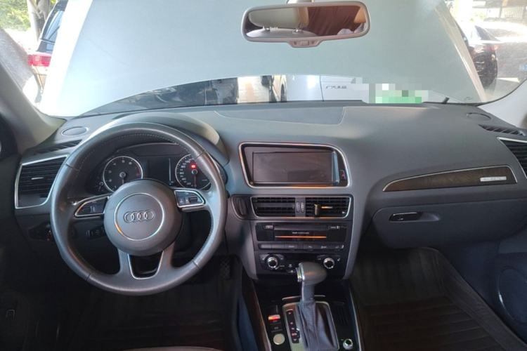 Used Audi Q5 2013 40 TFSI Comfort Edition Center Console
