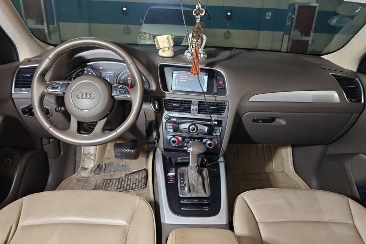 Used Audi Q5 2013 40 TFSI Technology Edition Center Console