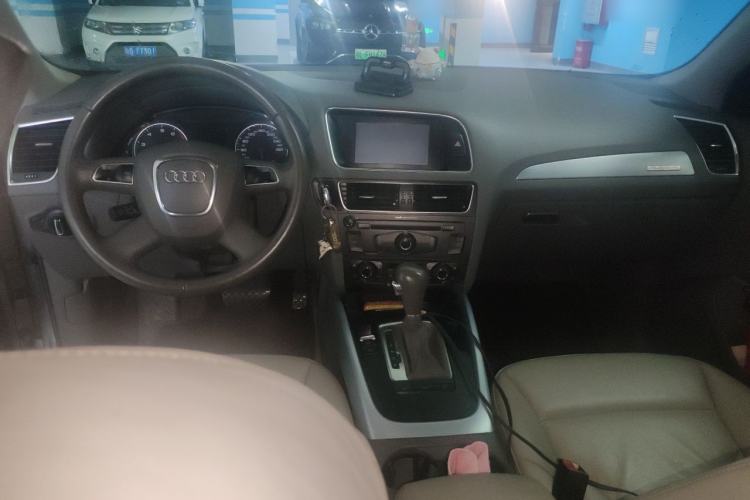 Used Audi Q5 2013 40 TFSI Technology Edition Center Console