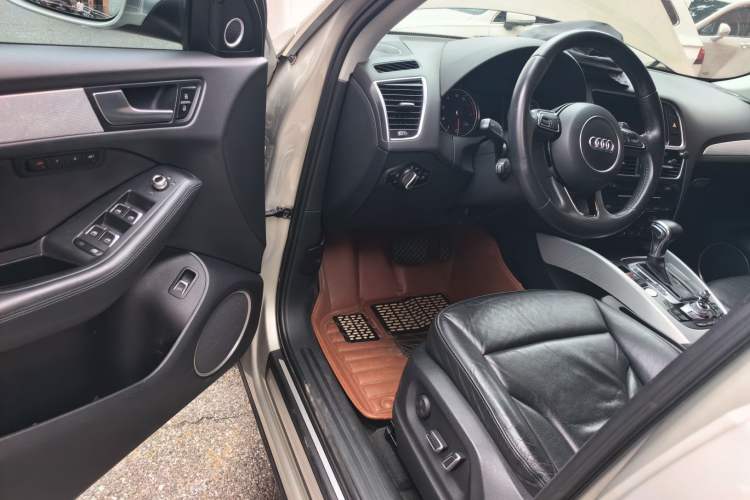 Used Audi Q5 2013 45 TFSI quattro Sport Edition Driver Seat
