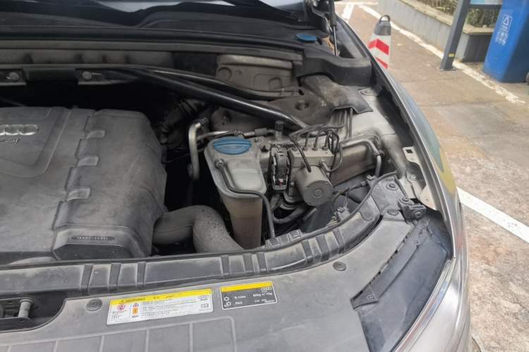 Used Audi Q5 2013 40 TFSI Ambition Engine Bay Left
