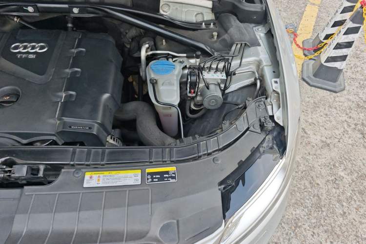 Used Audi Q5 2013 40 TFSI Technology Edition Engine Bay Left