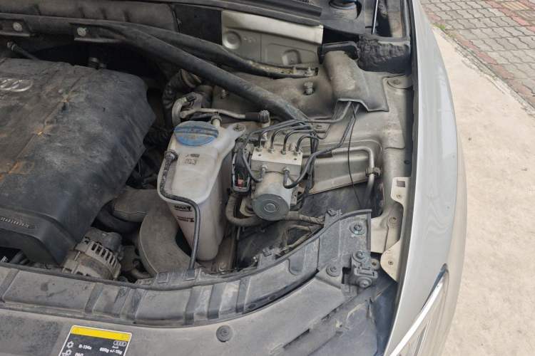 Used Audi Q5 2013 40 TFSI Ambition Engine Bay Left