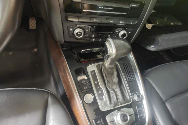 Used Audi Q5 2013 40 TFSI Comfort Edition Gear Lever