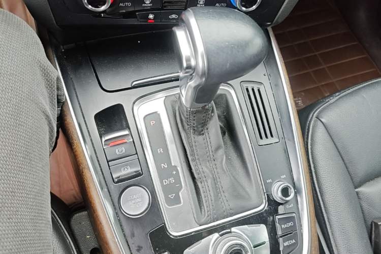 Used Audi Q5 2013 40 TFSI Comfort Edition Gear Lever