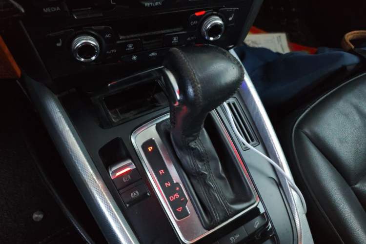 Used Audi Q5 2013 40 TFSI Technology Edition Gear Lever