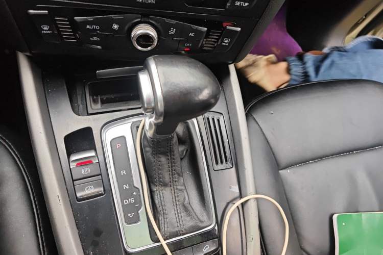 Used Audi Q5 2013 40 TFSI Ambition Gear Lever