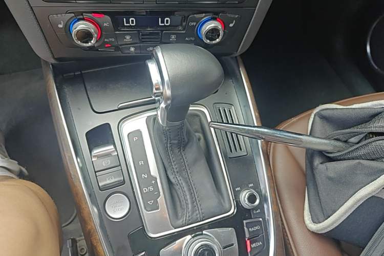 Used Audi Q5 2013 40 TFSI Comfort Edition Gear Lever
