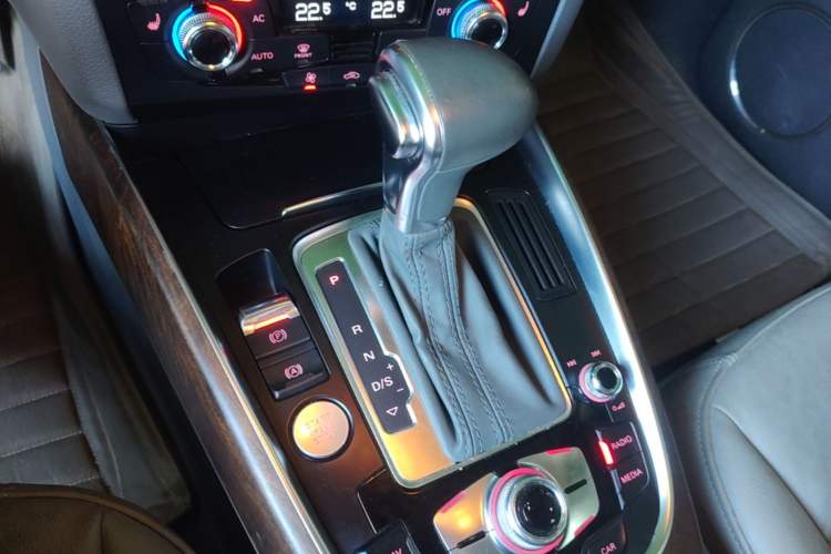Used Audi Q5 2013 40 TFSI Comfort Edition Gear Lever