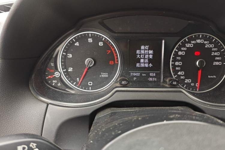 Used Audi Q5 2013 40 TFSI Comfort Edition Odometer Close Up
