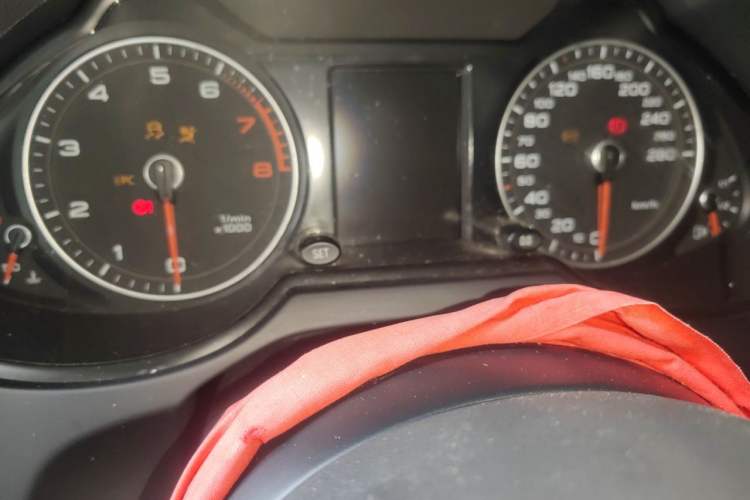 Used Audi Q5 2013 40 TFSI Comfort Edition Odometer Close Up