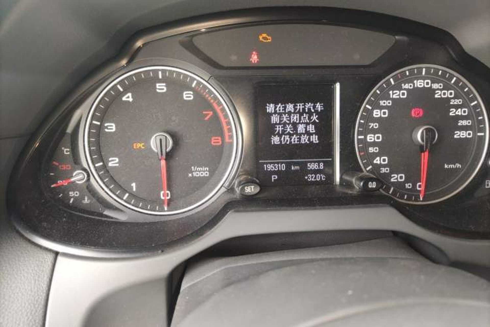 Used Audi Q5 2013 40 TFSI Comfort Edition Odometer Close Up
