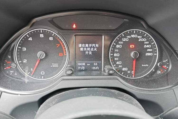 Used Audi Q5 2013 40 TFSI Comfort Edition Odometer Close Up