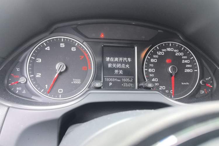 Used Audi Q5 2013 40 TFSI Ambition Odometer Close Up