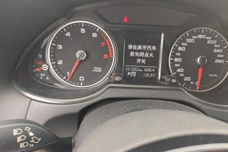 Used Audi Q5 2013 40 TFSI Ambition Odometer Close Up