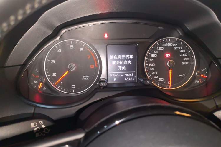 Used Audi Q5 2013 40 TFSI Ambition Odometer Close Up