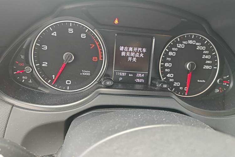 Used Audi Q5 2013 40 TFSI Comfort Edition Odometer Close Up