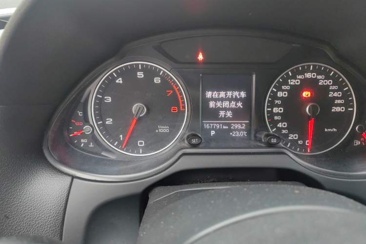 Used Audi Q5 2013 40 TFSI Ambition Odometer Close Up