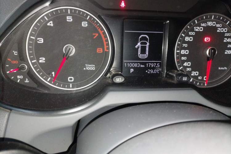 Used Audi Q5 2013 40 TFSI Technology Edition Odometer Close Up