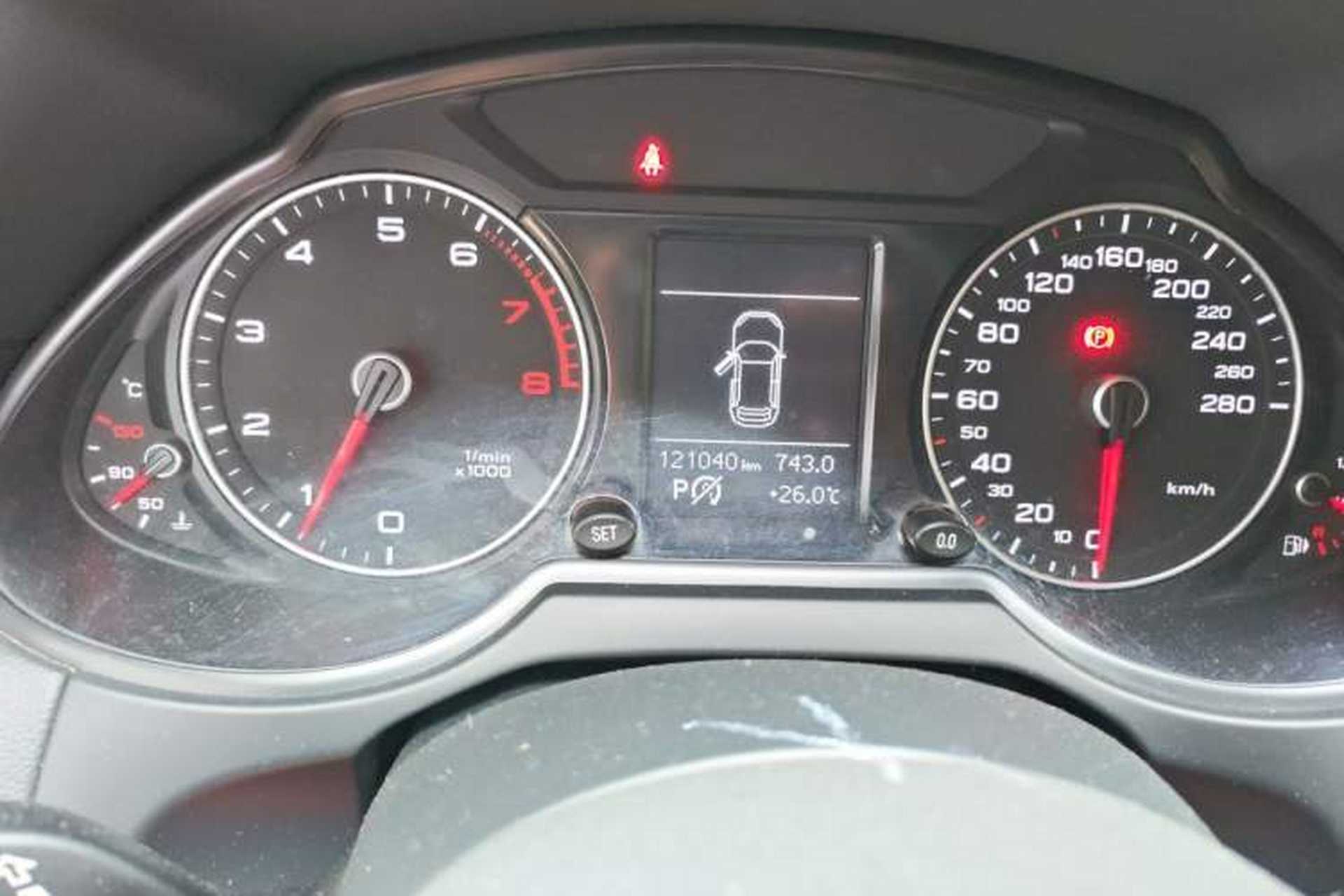 Used Audi Q5 2013 40 TFSI Ambition Odometer Close Up