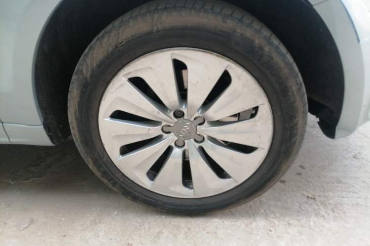 Used Audi Q5 2013 40 TFSI hybrid Right Front Wheel Hub