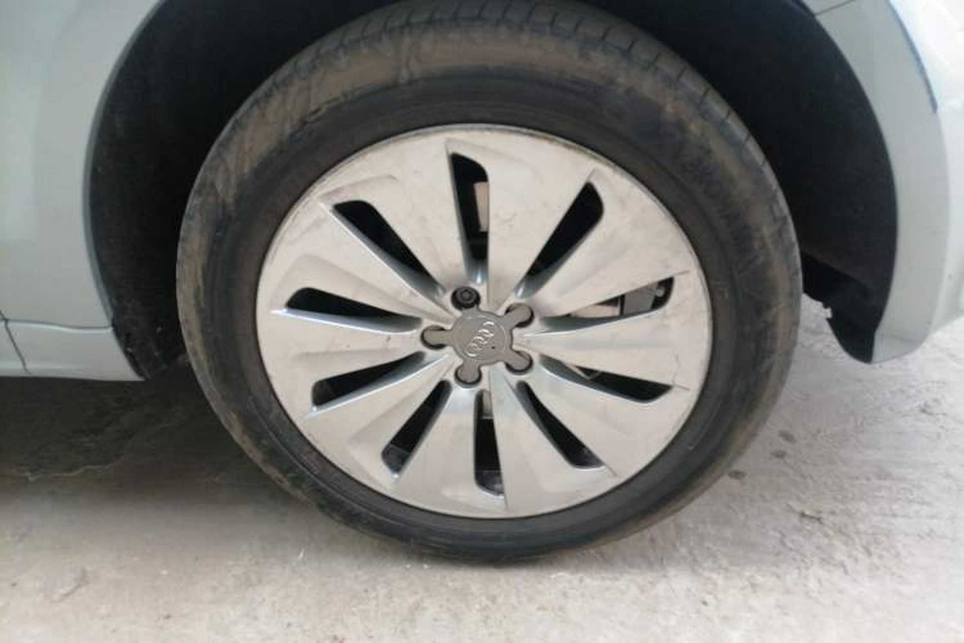 Used Audi Q5 2013 40 TFSI hybrid Right Front Wheel Hub
