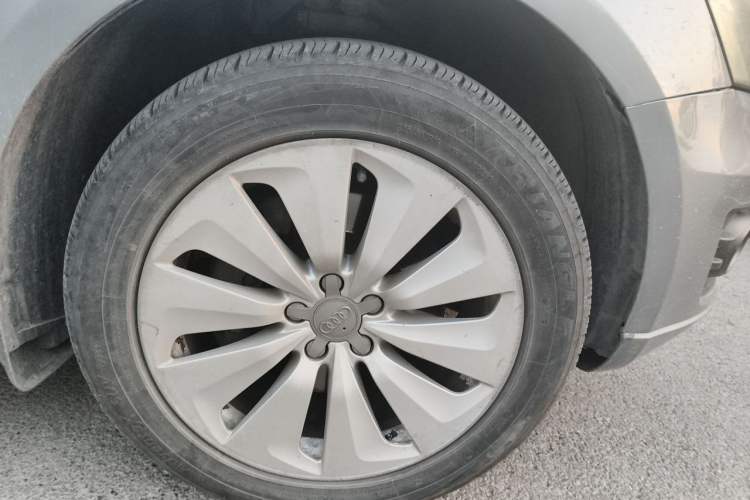 Used Audi Q5 2013 40 TFSI hybrid Right Front Wheel Hub