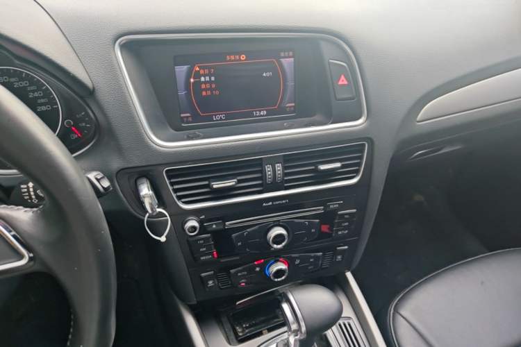 Used Audi Q5 2013 40 TFSI Ambition Audio And AC Panel