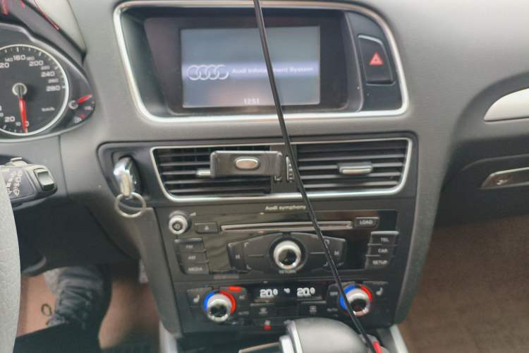 Used Audi Q5 2013 40 TFSI Technology Edition Audio And AC Panel